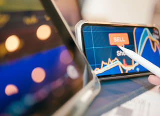 Obchodník analyzujúci opcie na Bitcoin, Ethereum a forex naprieč viacerými trhmi